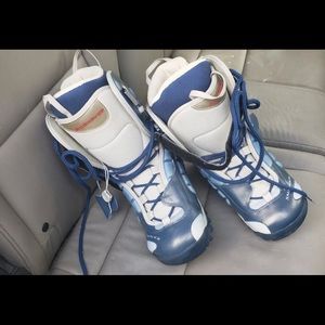 Womens Salomon size 7.5 lace up snowboard boots!
